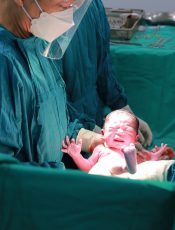 Pourquoi un bébé pleure-t-il à la naissance ?